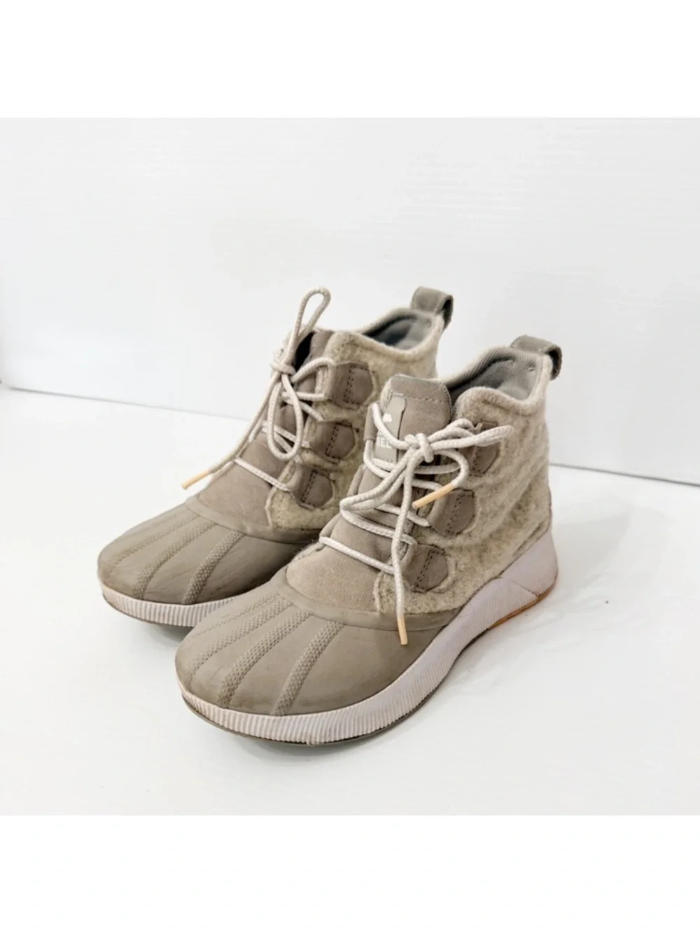 Sorel Out N About III Classic Leather Boot In Dove Peach - 7